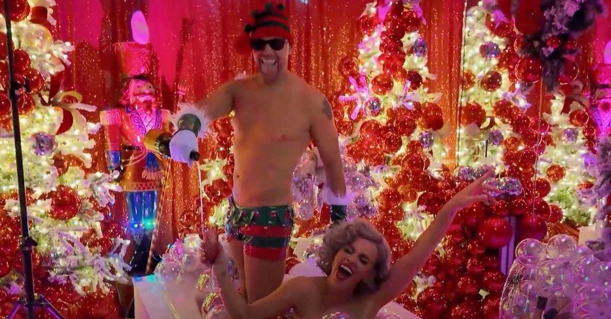 Image of Jenny McCarthy and Donnie Wahlberg are having a 'difficult' time getting together this holiday season.