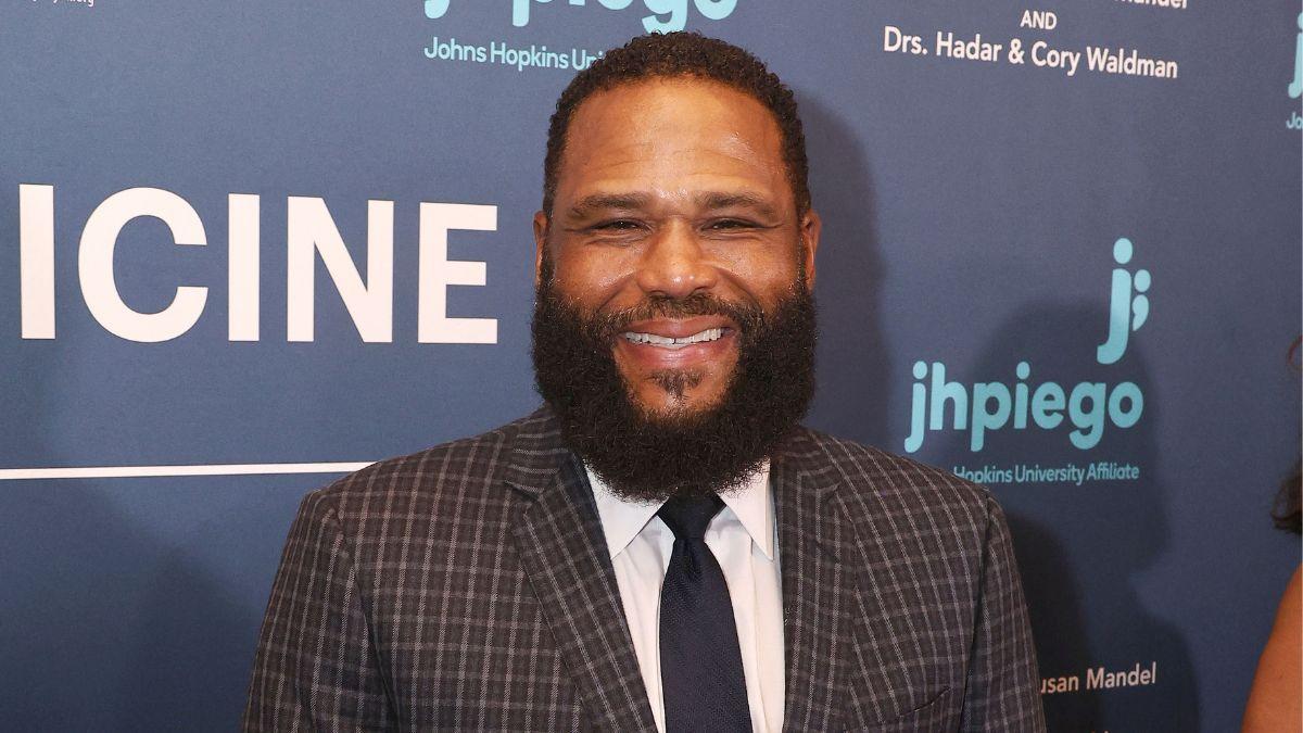 image of Anthony Anderson is against the mission to the moon.