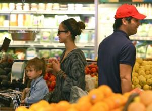 2010__10__Jessica_Alba_Oct11_63 300×218.jpg