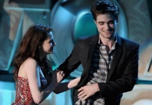 2011__06__Kristen_Stewart_Robert_Pattinson_June6newsneb 300×208.jpg