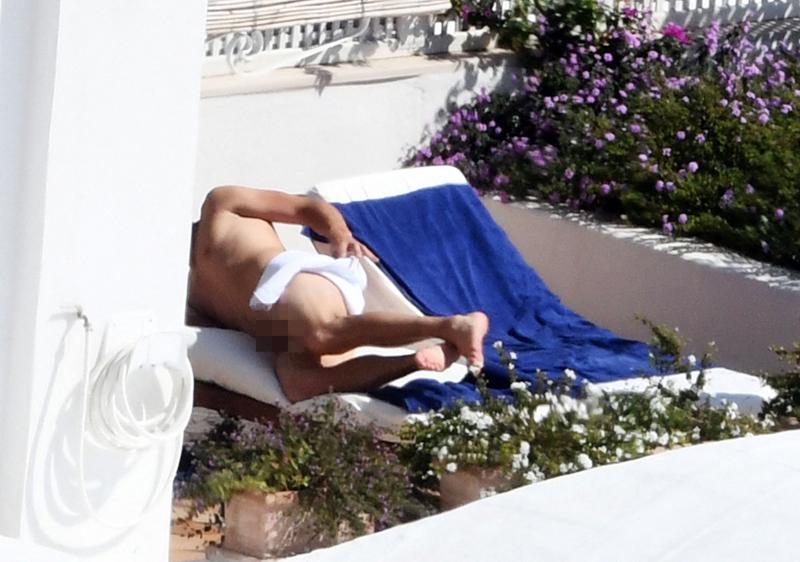 *PREMIUM EXCLUSIVE* Tom Brady gets a little CHEEKY while on vacation with Gisele B√ºndchen