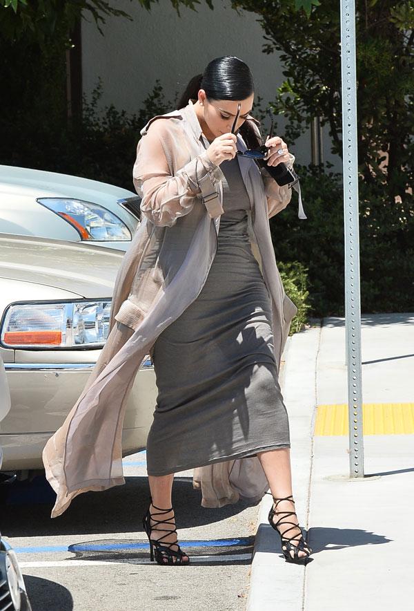 Kim kardashian hidden baby bump4