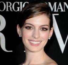 2010__02__okmagazine_anne hathaway 225×216.jpg