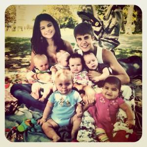 2011__09__Selena Gomez Justin Bieber Sept21newsbt 300&#215;300.jpg