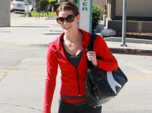 2010__11__Ashley_Greene_Nov9newsnea 300×223.jpg
