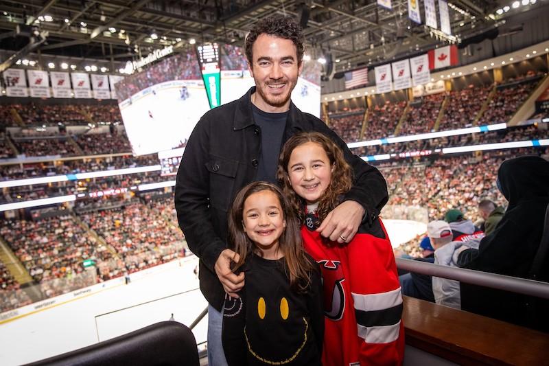 kevin jonas at new jersey devils