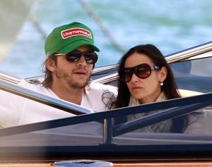 2011__02__moore_kutcher_feb11_93 300×237.jpg