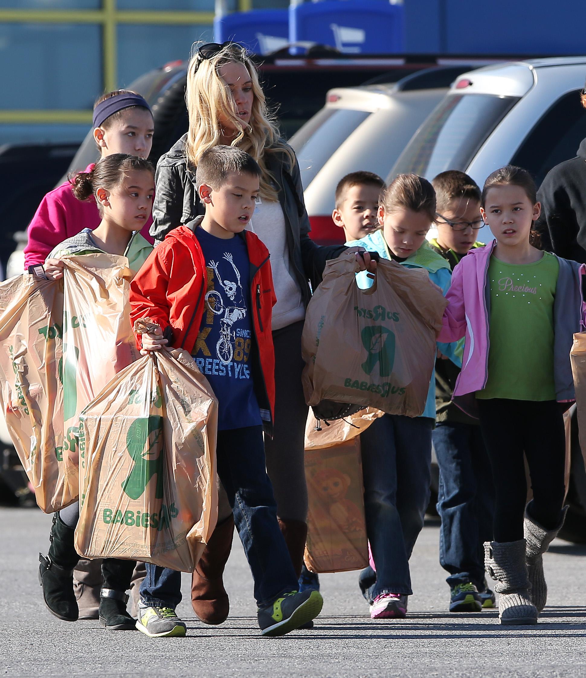 EXCLUSIVE: INF &#8211; Kate Gosselin and her kids visit Toys &#8220;R&#8221; Us