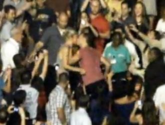 Chris martin kisses gwyneth paltrow july4 m.jpg