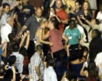 Chris martin kisses gwyneth paltrow july4 m.jpg