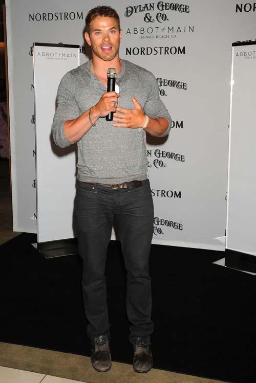 2011__08__Kellan Lutz Aug12 89_ _1.jpg