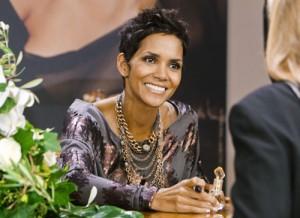 2010__10__Halle_Berry_Oct1_40 300×218.jpg