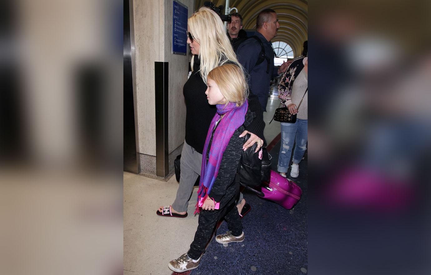 Jessica Simpson Hides Stomach In Oversized Clothing Amid Pregnancy Rumors