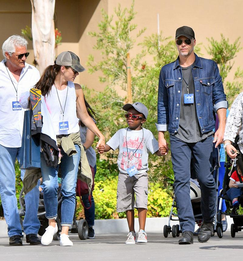 Sandra bullock boyfriend bryan randall son louis holding hands 03