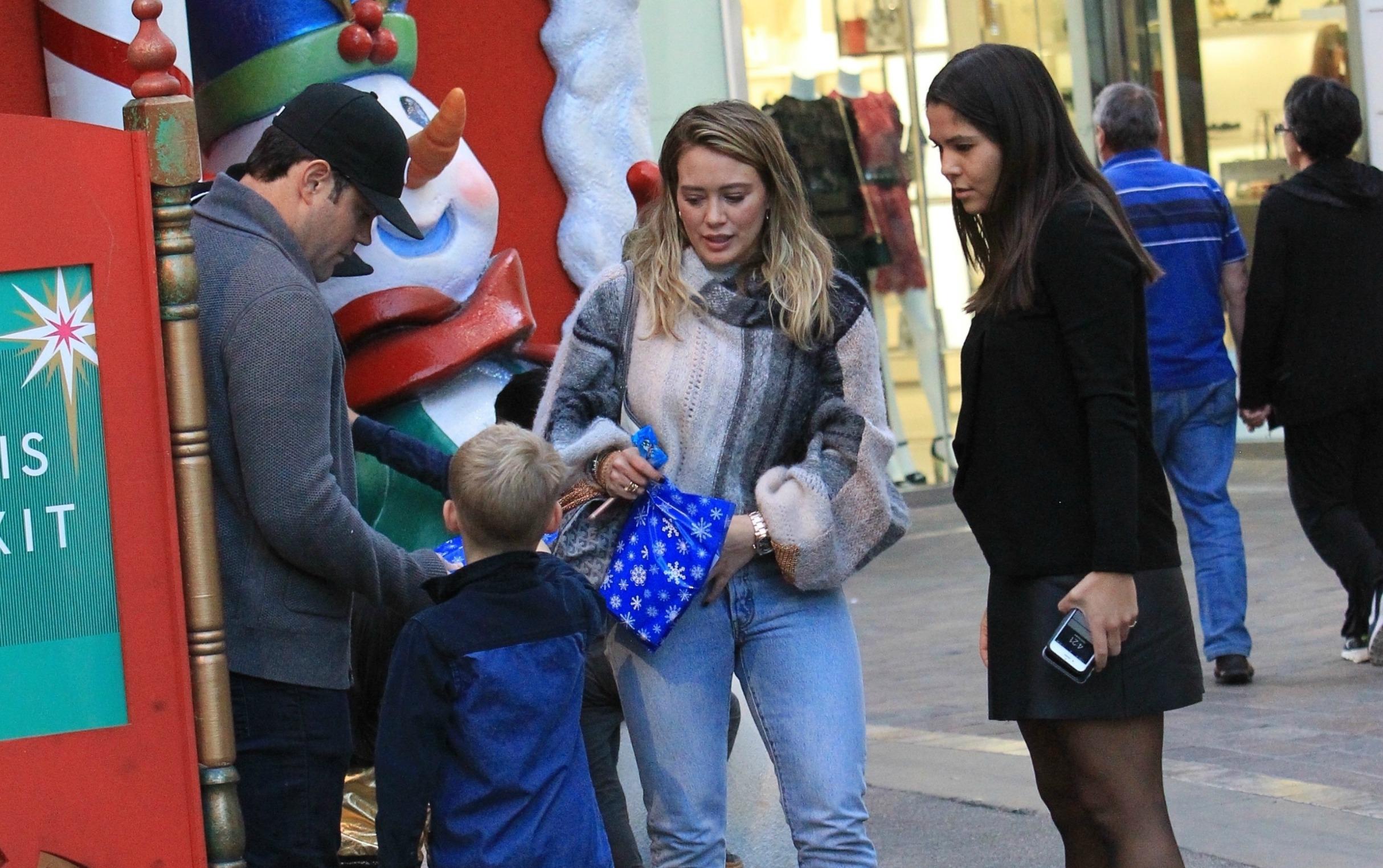 hilary duff ex mike comrie son luca santa pics 04