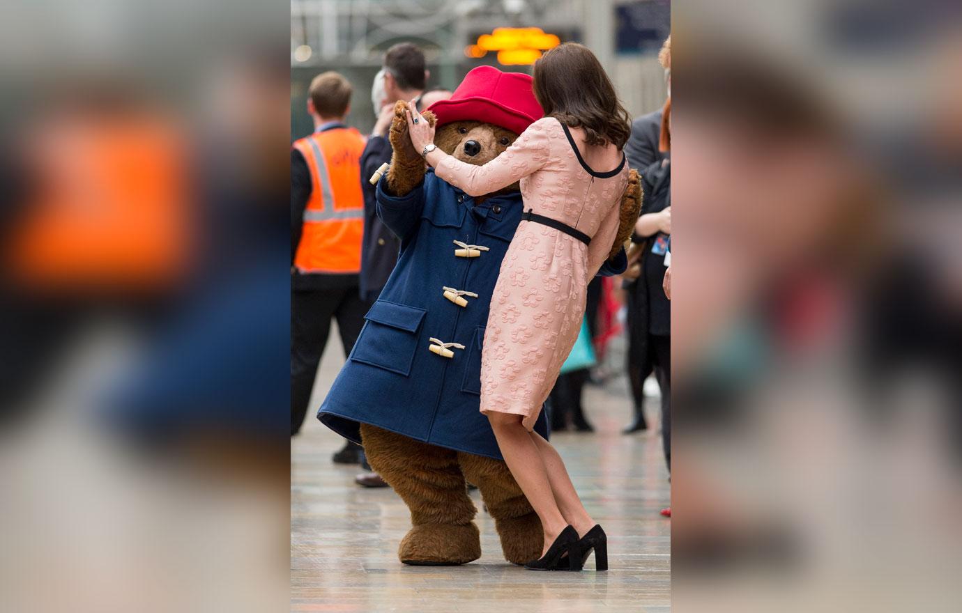 kate middleton pregnant dances paddington bear pics 08