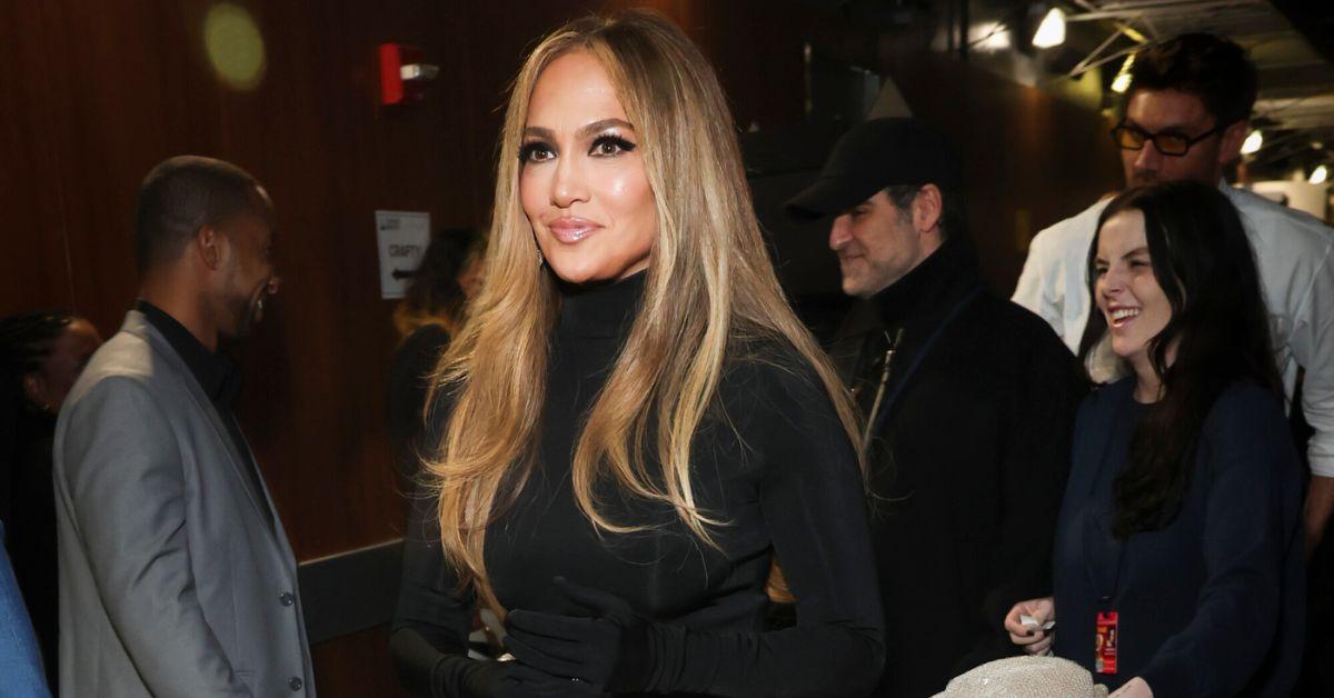 single jennifer lopez flaunts chiseled abs grammy awards