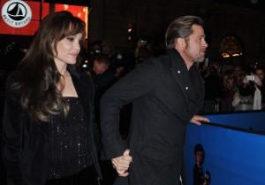 2010__11__brangelina_nov29_34 300×209.jpg