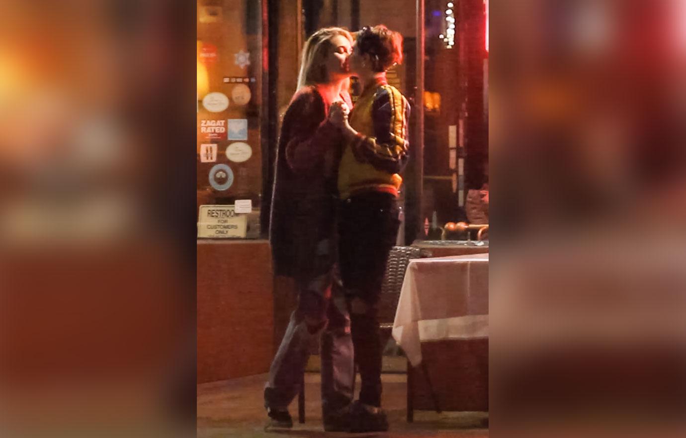 *PREMIUM EXCLUSIVE* Cara Delevingne and Paris Jackson share a Kiss as their Rumored Romance heats up