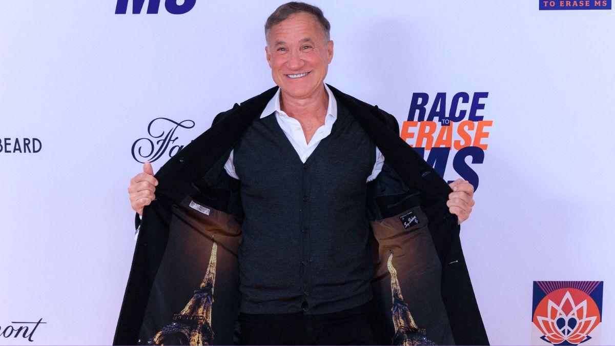 Image of Dr. Terry Dubrow suspected Jim Carrey may have facial swelling.