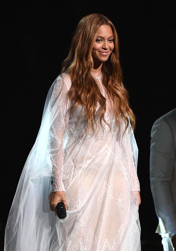 Beyonce performing at the 2015 grammy awards 02