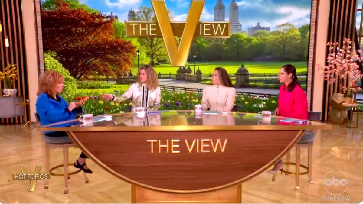 Photo of Sara Haines called out Joy Behar for always using her phone on 'The View.'