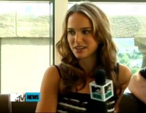 2010__12__Natalie_Portman_Dec1newsnea 300×232.jpg