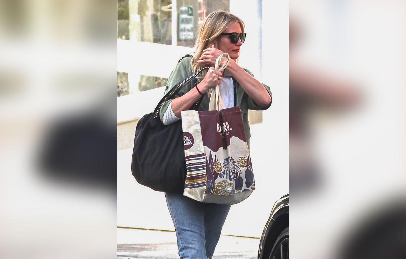 A camera shy Cameron Diaz heads out after a salon visit