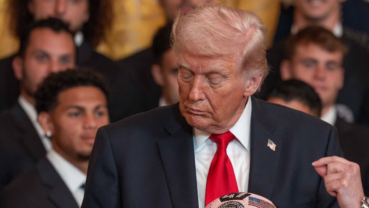 image of Donald Trump frequently falls asleep during meetings. 