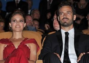 2010__12__Natalie_Portman_Benjamin_Millepied_Dec27news 300×214.jpg