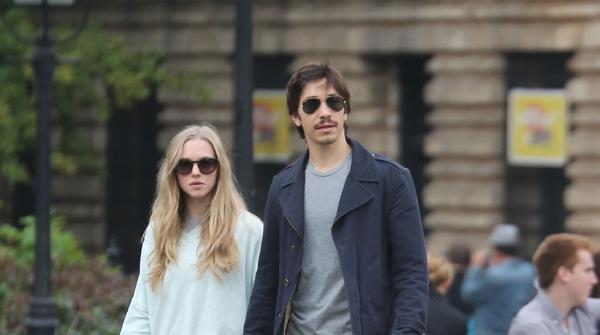 Amanda Seyfried & Justin Long Walk Their Dogs