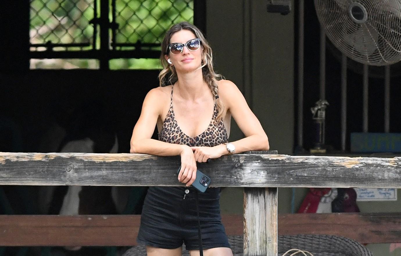 Gisele Bundchen Shows Off Killer Bikini Bod On Vacation With Daughter picture