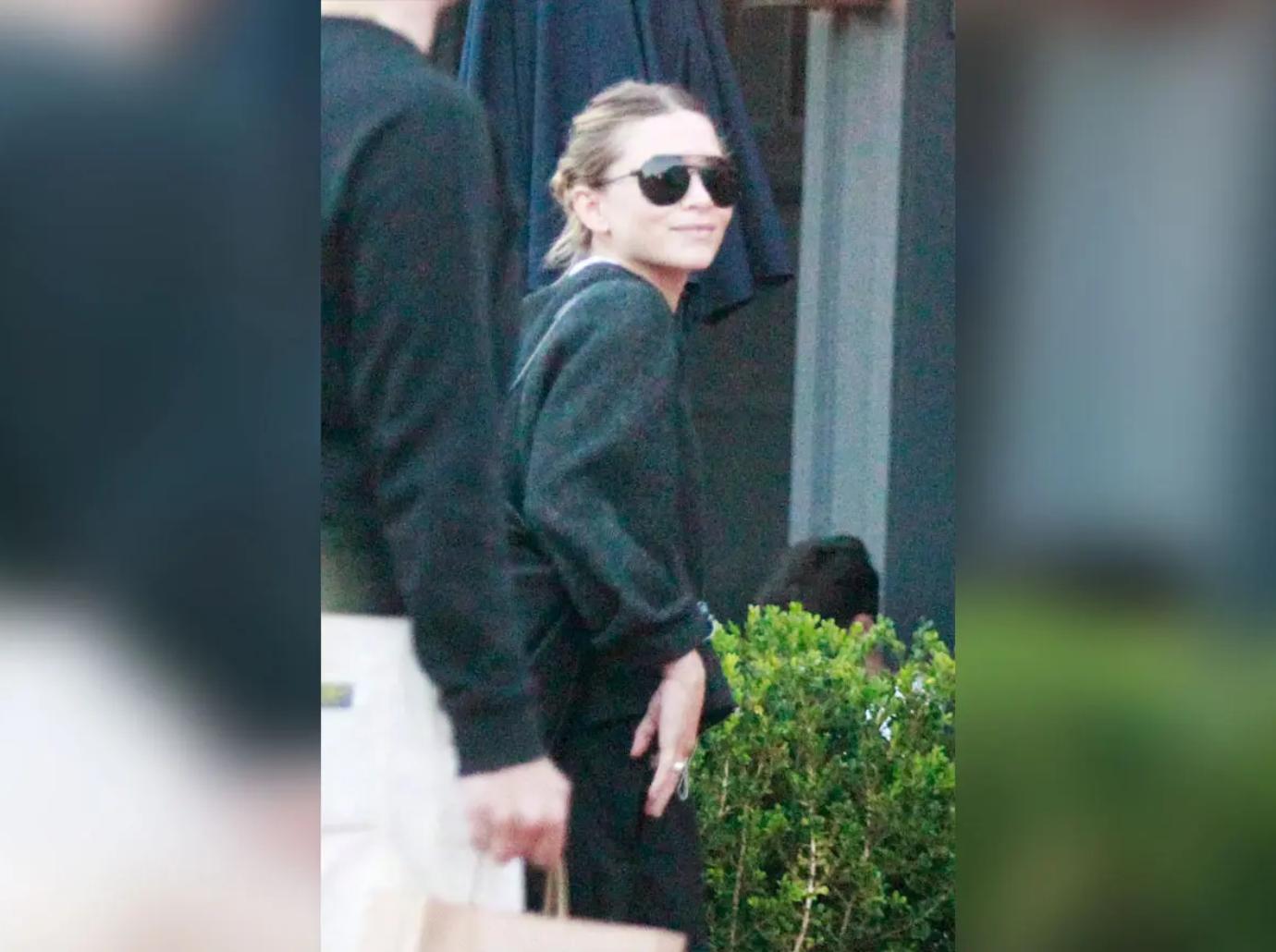 ashley olsen looked happy husband louis eisner art gallery show