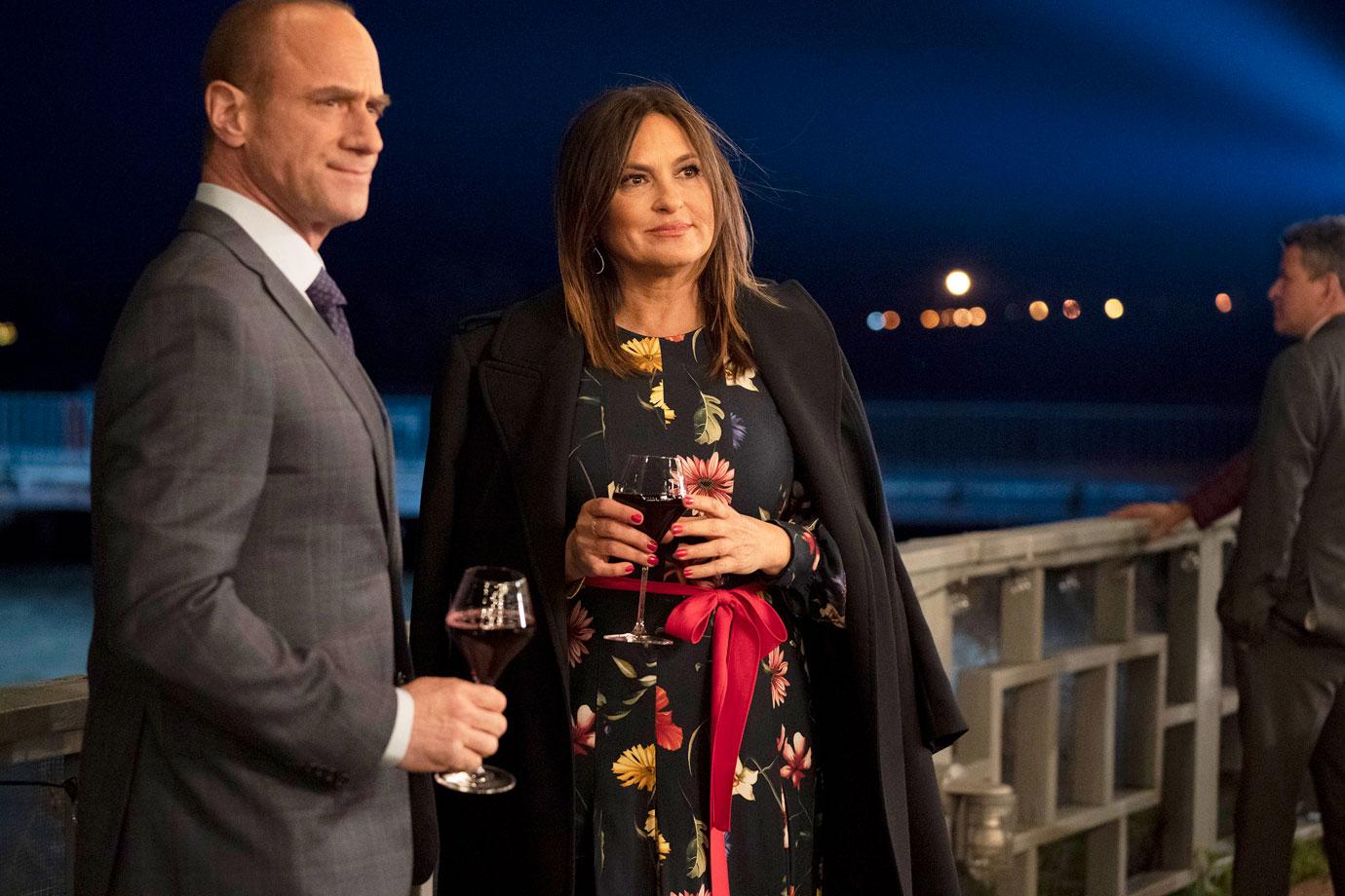 law and order olivia benson elliiot stabler hold hands crossover promo