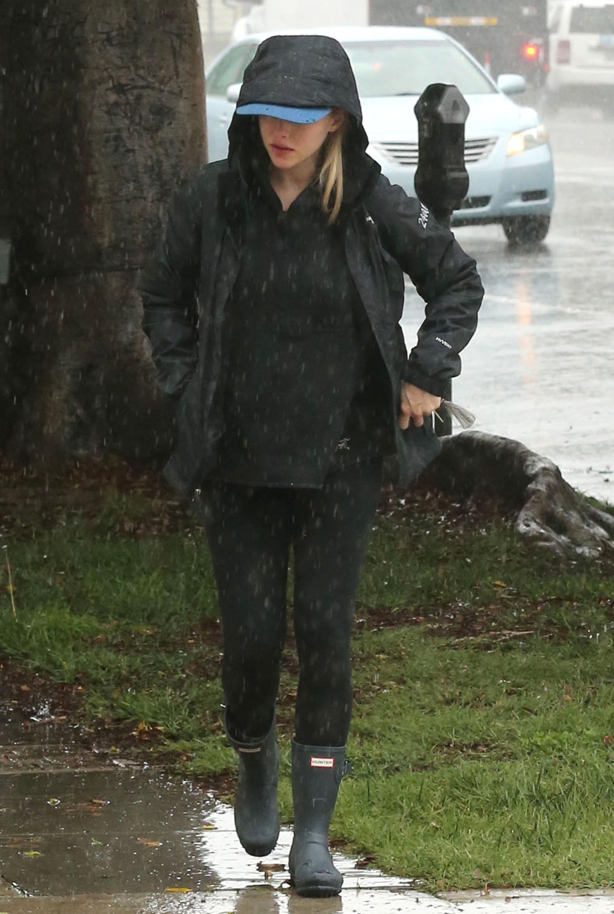 Exclusive&#8230; Pregnant Amanda Seyfried Braves The Rain For Starbucks