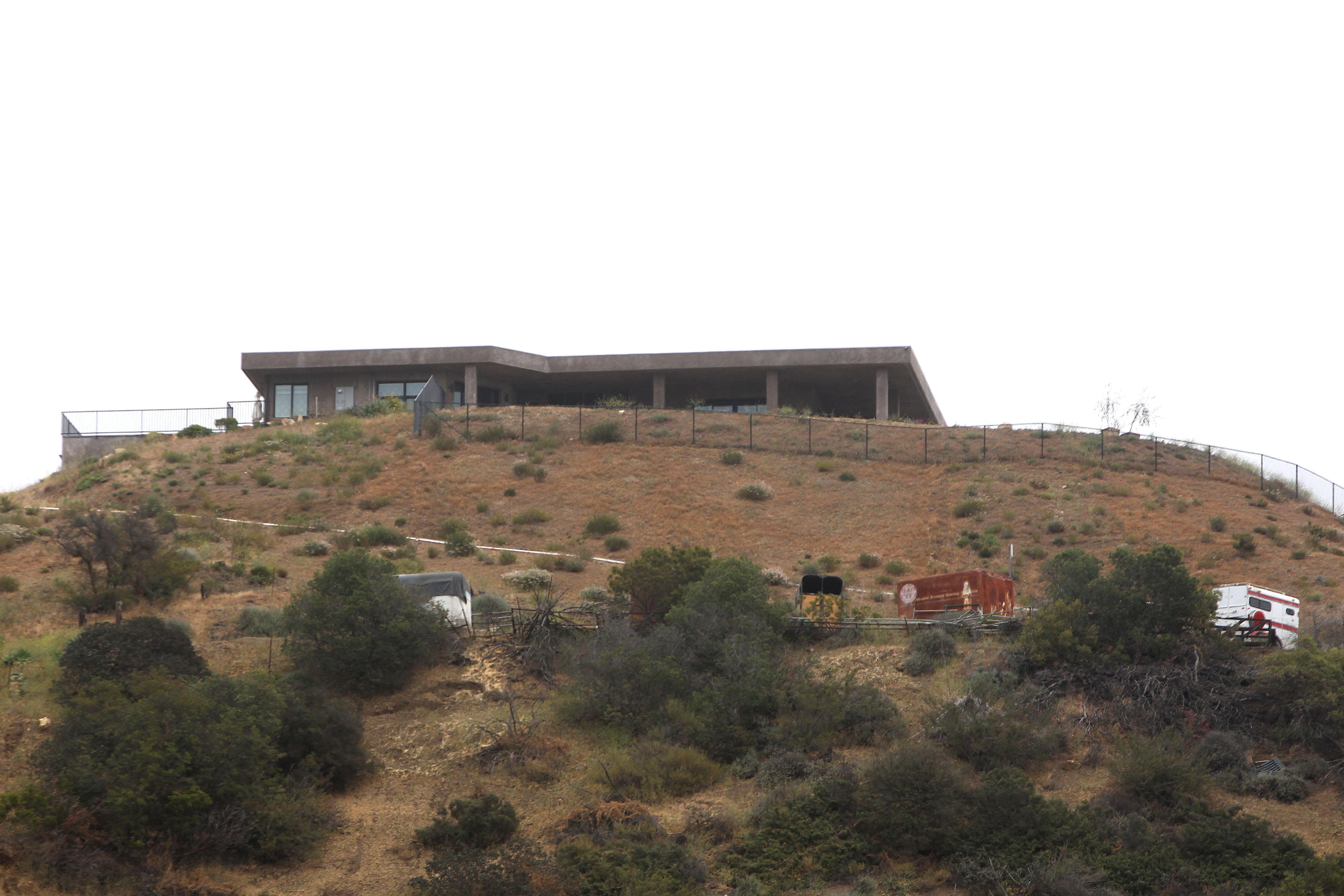 INF &#8211; General Views Of Police Officers At Bruce Jenner&#8217;s Home