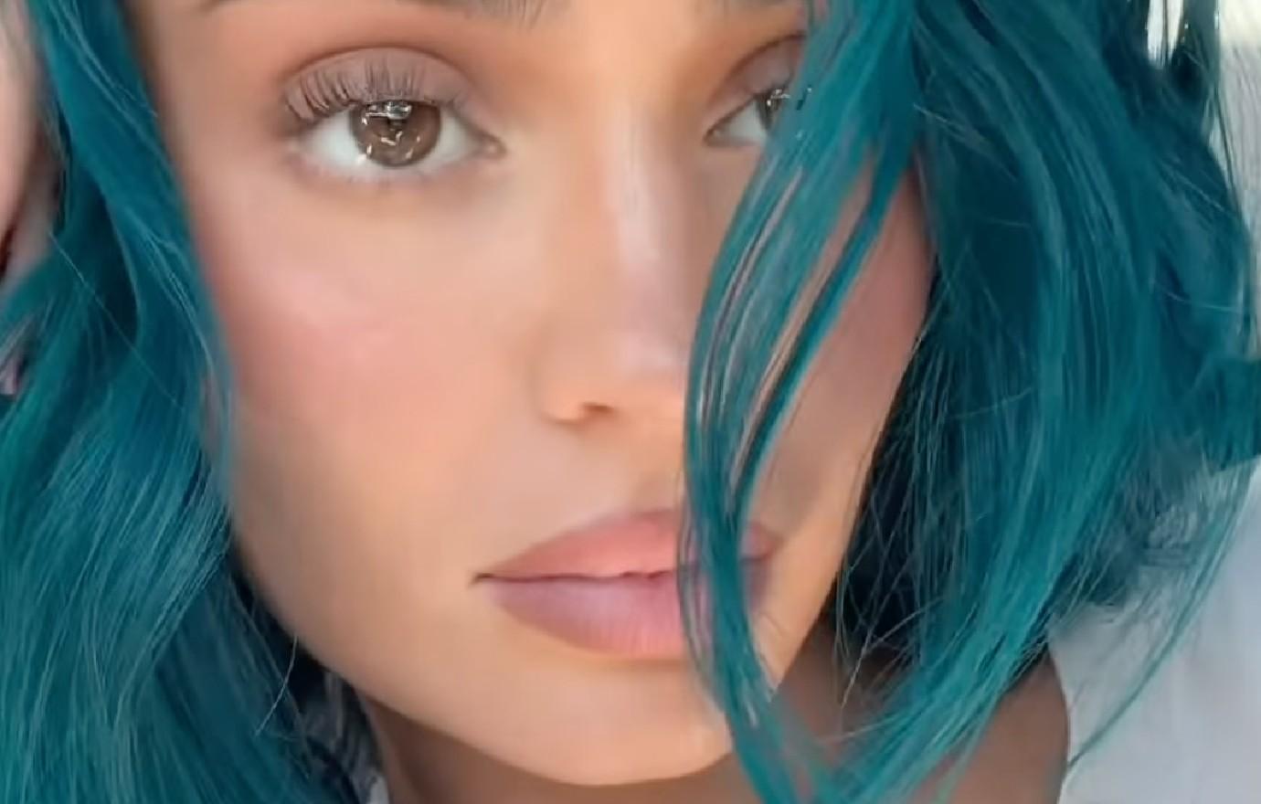 kylie jenner fans freak out over nostalgic teal hair stunning selfies