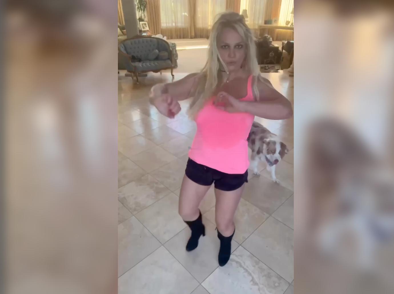 BRITNEY SPEARS - JUMPING WITH A BIKINI TOP AND JEAN SHORTS !!