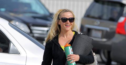 Ok_11013_photo_reese witherspoon yoga class