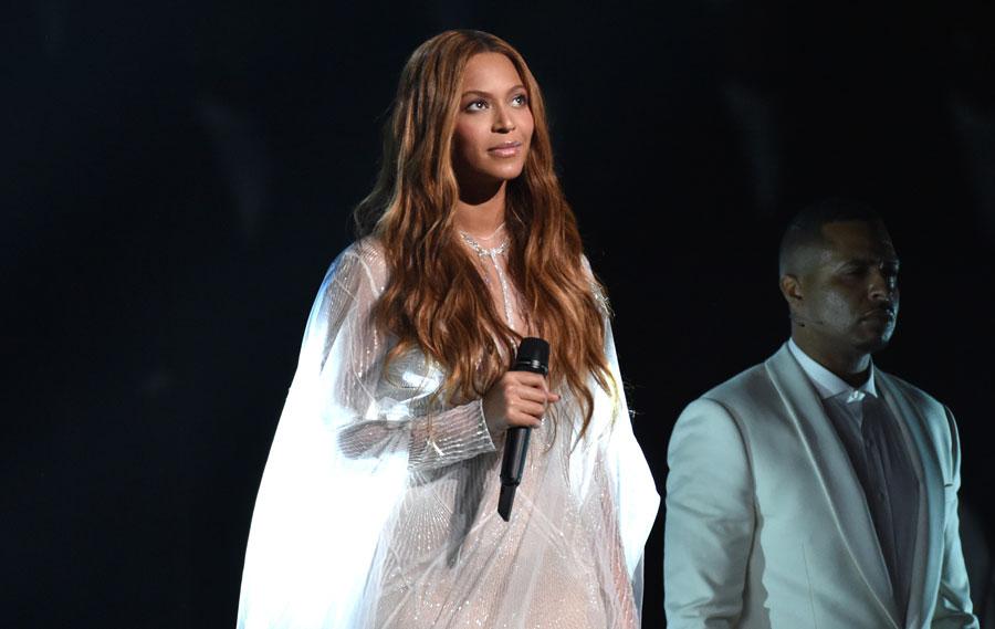 Beyonce performing at the 2015 grammy awards 03