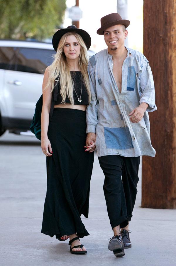 Evan ross cuddles ashlee simpson pregnancy photos 03