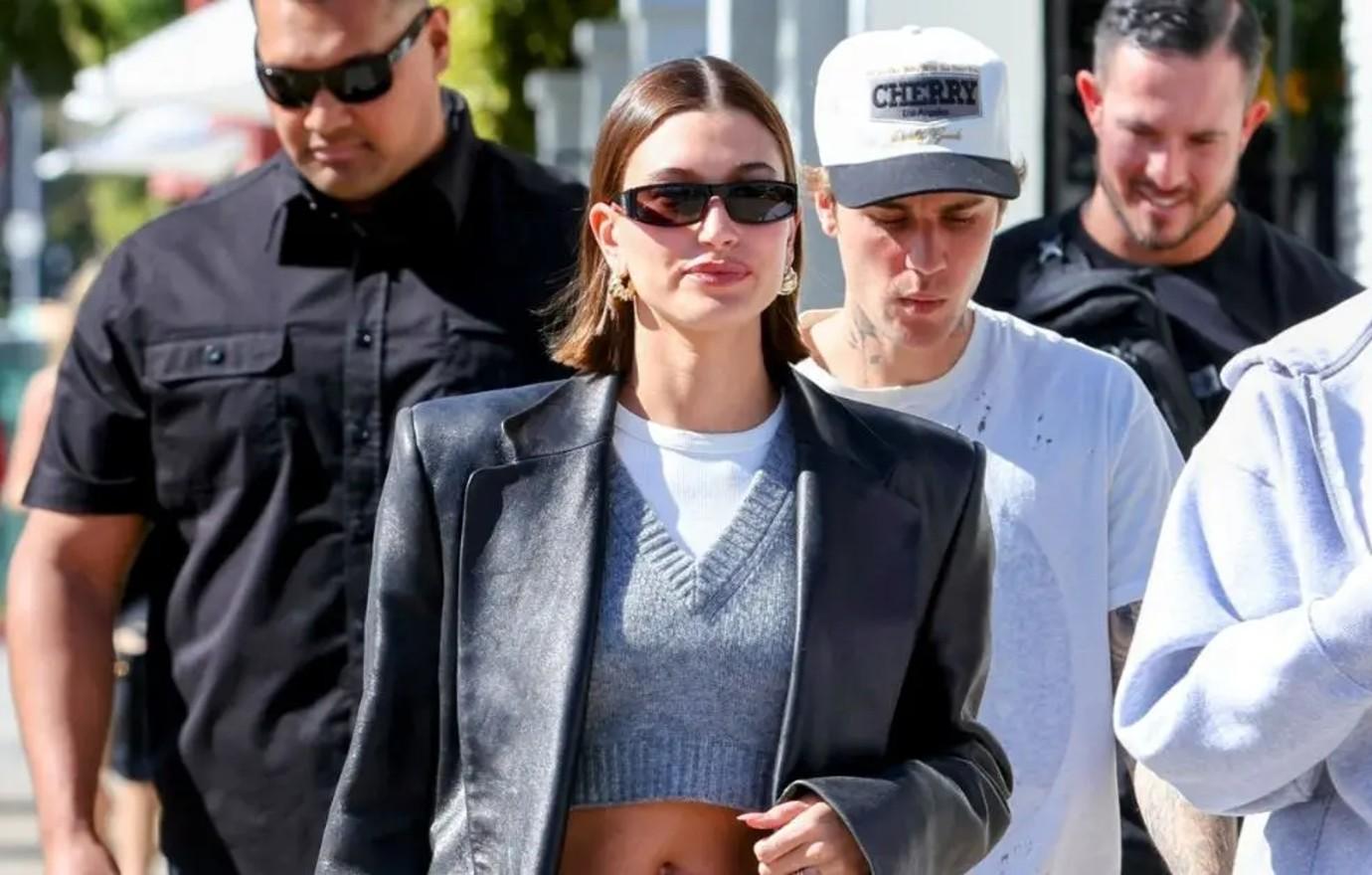 Hailey Baldwin Wears A Justin Bieber Baseball Cap With Skintight Leggings –  Hollywood Life