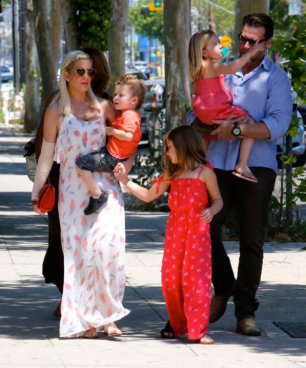 Tori spelling dean mcdermott mothers day 02