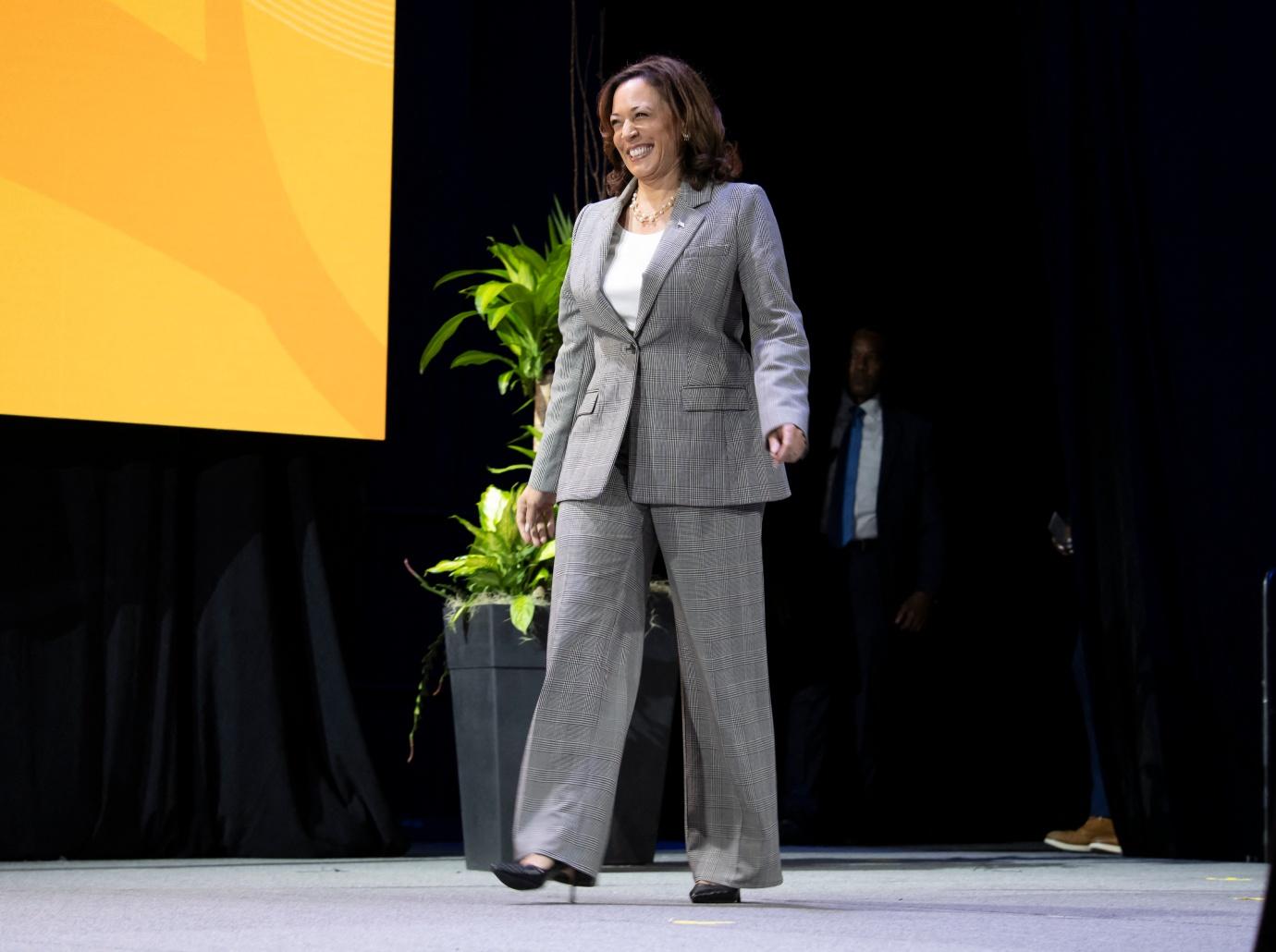 kamala harris ridiculed repeating