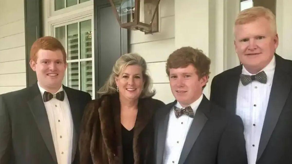 image of Maggie and Paul Murdaugh (center) were shot to death. 