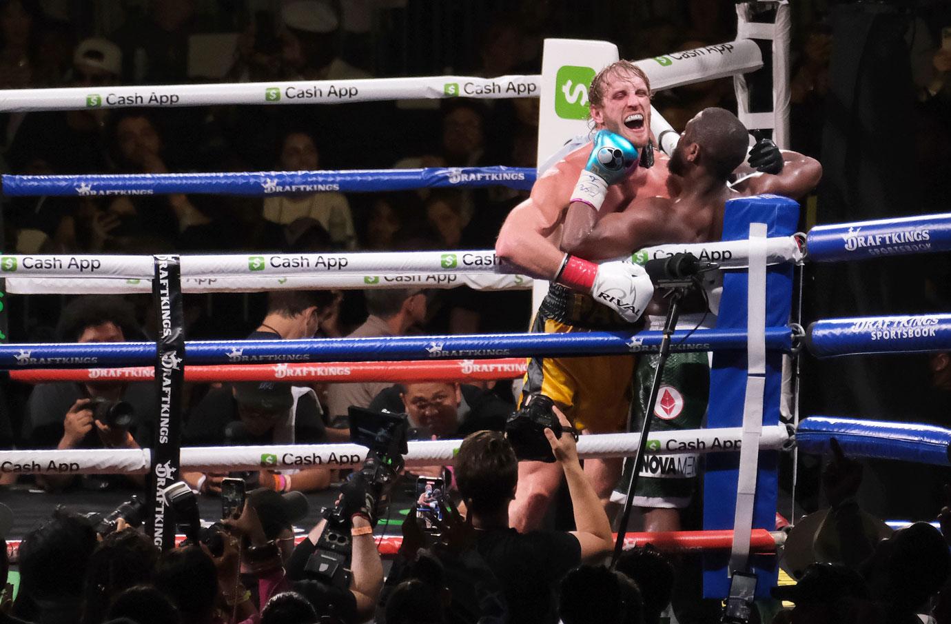 Floyd Mayweather Logan Paul S Boxing Exhibition Ends With No Clear Winner