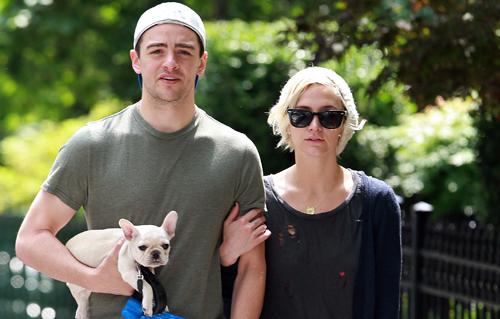 Ashlee simpson vincent piazza puppy may23 0041mn_ _2.jpg