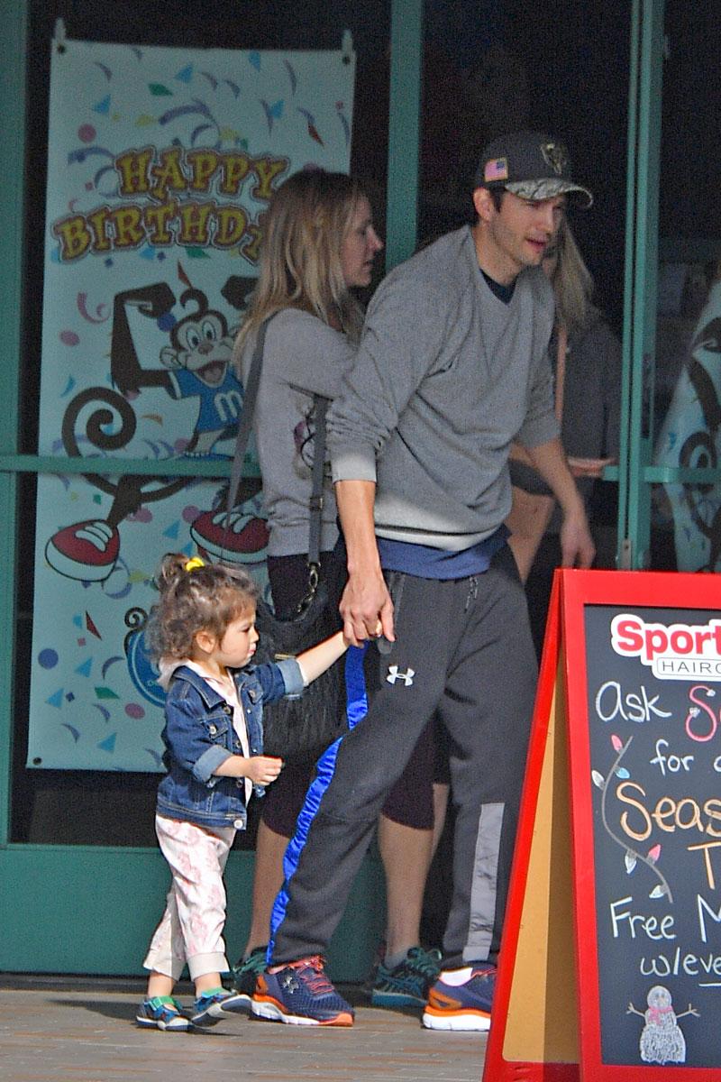 Ashton kutcher daddy daughter day wyatt mila kunis family newborn kids 04