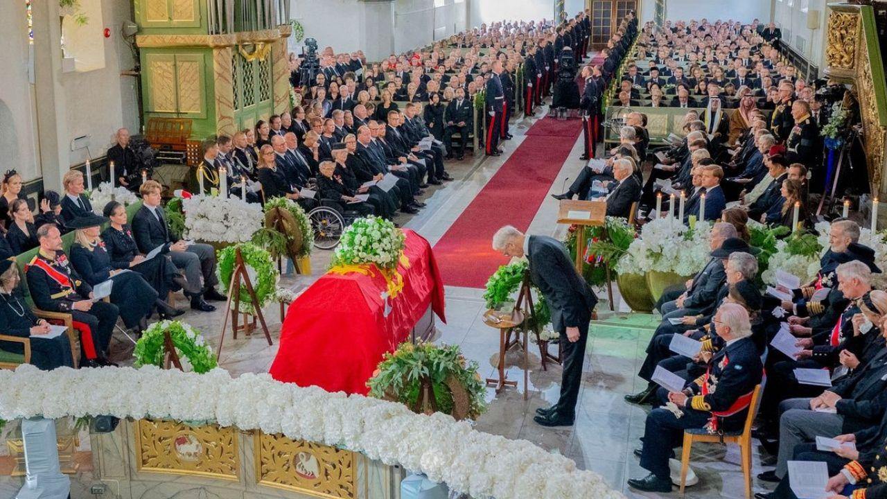 image of royal family