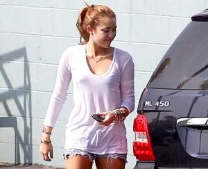 2010__05__Miley_Cyrus_May14_0786main 300×243.jpg